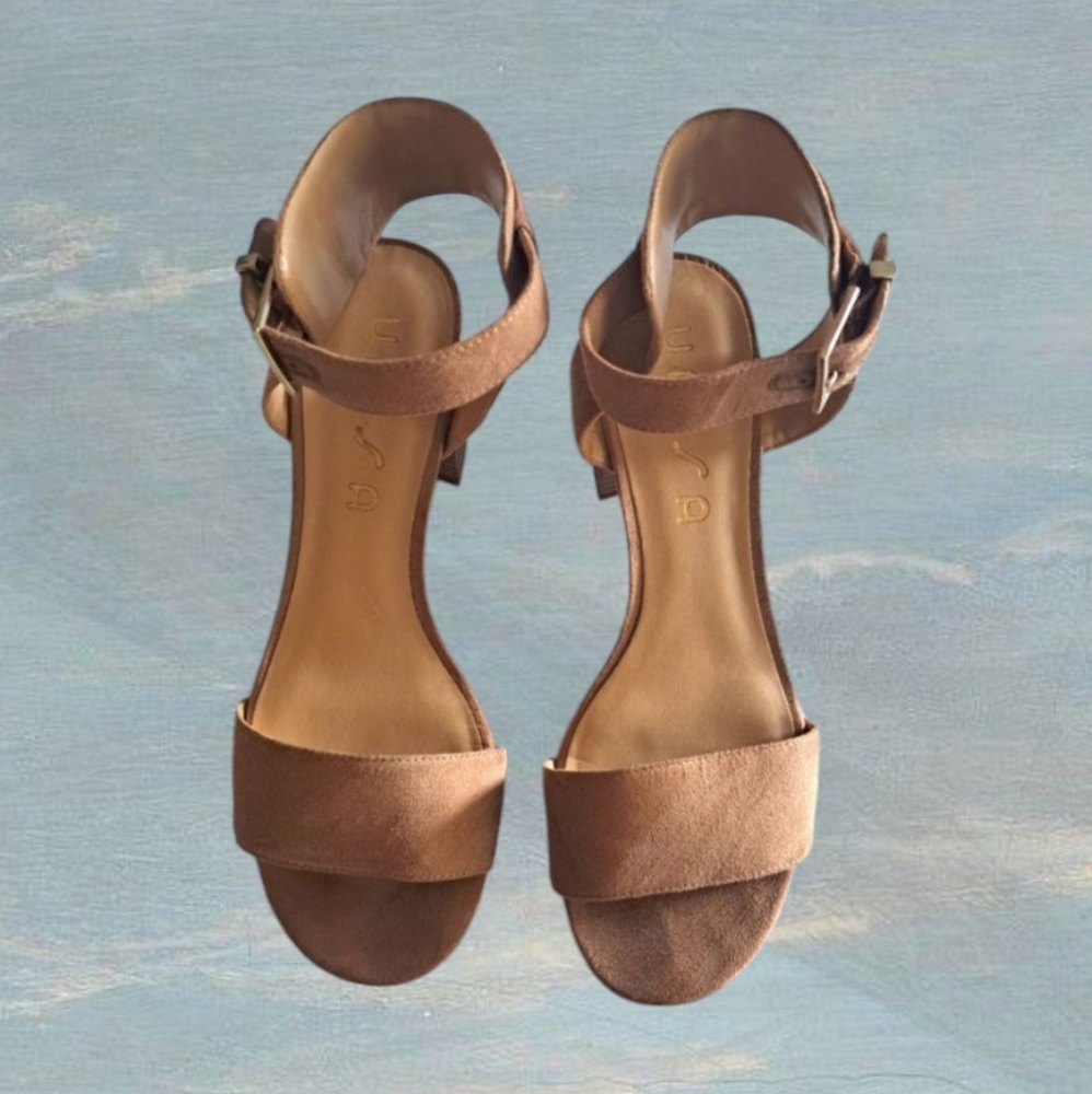 UNISA Tan 2"-3" Block Heel Sandals Ankle Straps Women's Size 8.5 M - Picture 9 of 10